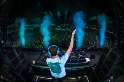 Fans ashes fired out of confetti cannon during Tiësto closing set at Creamfields