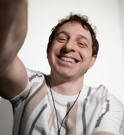 Vareso Unveils Emotional Masterpiece with “Falling for You”!