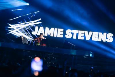 Jamie Stevens teases debut solo LP with powerful ‘Dust’!